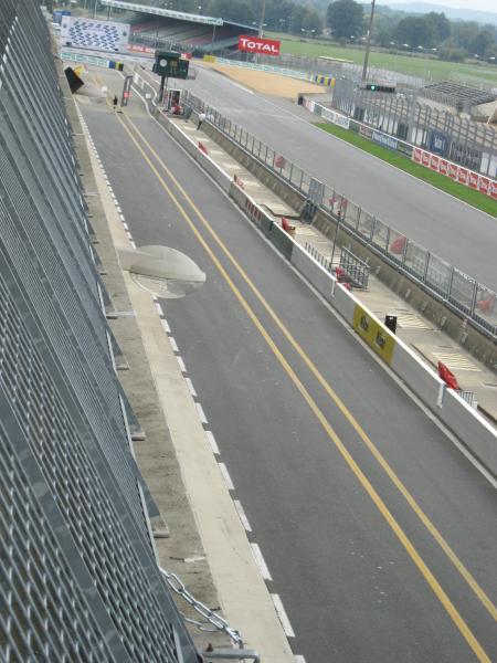 la ligne droite des stands