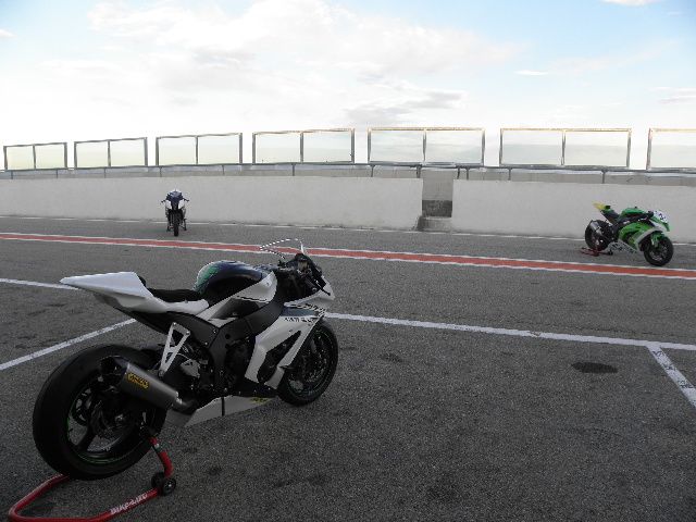 trio motos pit lane