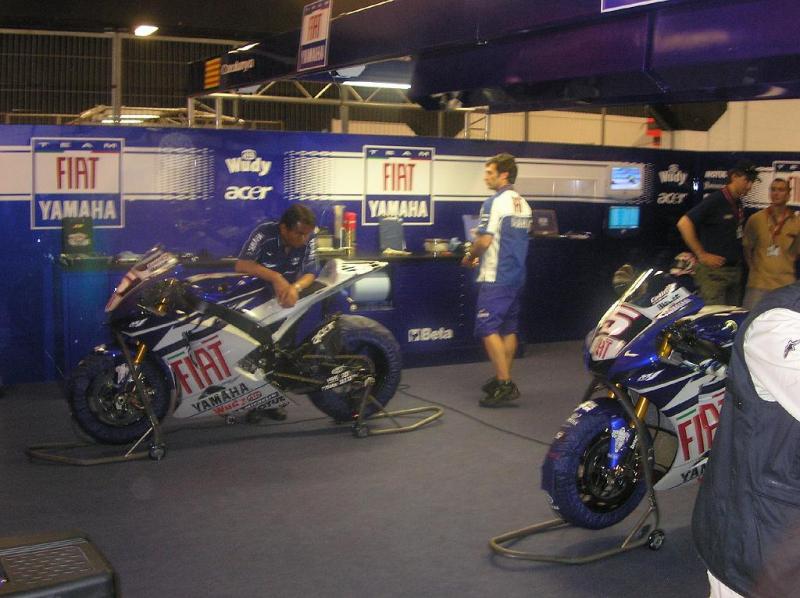 stand 06